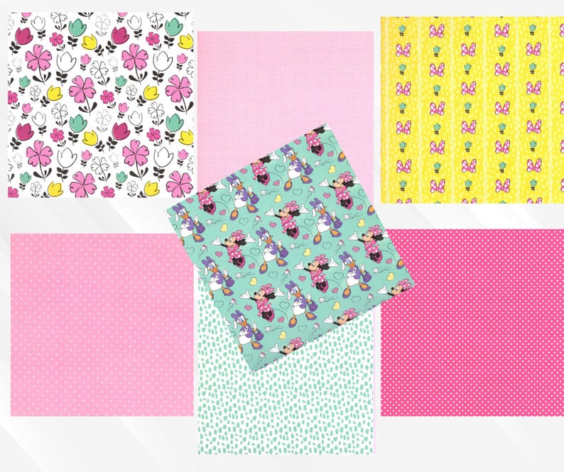Puede incluir: Una colecci&oacute;n de muestras de tela estampadas. Los dise&ntilde;os incluyen flores rosas sobre blanco, lunares rosas, Minnie Mouse y Daisy Duck sobre turquesa, lazos y abejas amarillas, y telas rosas lisas y con lunares.