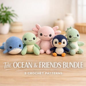 Peut inclure: Ensemble de cinq jouets d'animaux marins crochetés, dont une baleine bleue, une tortue verte, un axolotl rose, un pingouin et un dinosaure vert. Le texte "The Ocean & Friends Bundle" et "5 Crochet Patterns" est affiché.