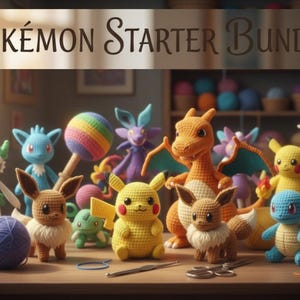 Peut inclure: Une collection de figurines Pokémon crochetées à la main, dont Pikachu et Eevee, disposées sur une surface en bois. L'image présente le texte "50 Pokémon Starter Bundle". Diverses couleurs de fil et des outils de bricolage sont également visibles.