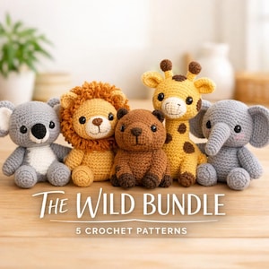 Peut inclure: Cinq jouets animaux crochetés : un koala, un lion, un capybara, une girafe et un éléphant. Les jouets sont de couleurs variées, dont le gris, le marron et le jaune. Le texte "THE WILD BUNDLE" et "5 CROCHET PATTERNS" est affiché en dessous.