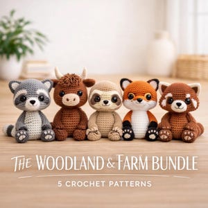Può includere: Cinque amigurumi all'uncinetto di animali del bosco e della fattoria. La collezione comprende un procione, un toro, un bradipo, una volpe e un panda rosso. Ogni peluche è seduto e presenta dettagli e un'espressione amichevole. Il testo "The Woodland & Farm Bundle" è visualizzato.