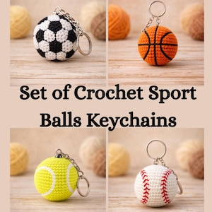 Peut inclure: Ensemble de quatre porte-clés en crochet représentant des ballons de sport : un ballon de football, de basket-ball, de tennis et de baseball. Chaque ballon est attaché à un porte-clés argenté. Le texte "Set of Crochet Sport Balls Keychains" est affiché.