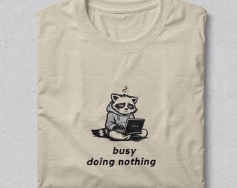 Tvättbjörn Upptagen med att göra ingenting T-shirt, Introvert Burnout T-shirt, Minimalistisk grafisk tvättbjörn