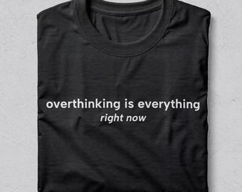 Minimalistisk övertänkande citat T-shirt: Introvert T-shirt, tyst livsstil
