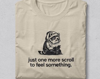 Tvättbjörn Just One More Scroll-tröja, relaterbar introvert t-shirt, doomscrolling-tröja