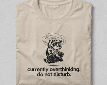 Overthinking Raccoon Graphic Tee, Minimal Streetwear, Introvert T-shirt, Stör ej T-shirt