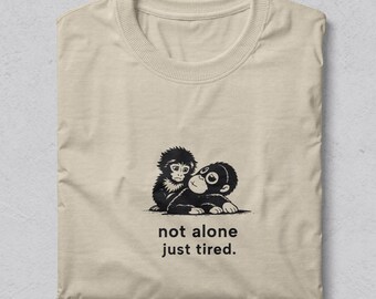 Sorglig apa T-shirt, minimalistisk grafisk t-shirt, introvert utbrändhet