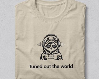 Minimalistisk tvättbjörns-T-shirt: Tuned Out The World Graphic Tee
