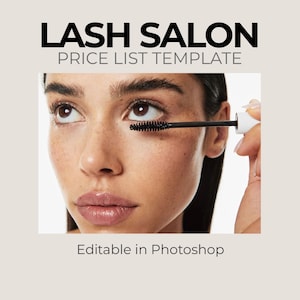 Può includere: Una tazza di ceramica bianca con manico nero e la scritta "But First, Coffee" in nero, con un carattere a mano. La tazza è su una superficie bianca.