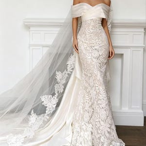 Vestido de novia de satén y encaje estilo sirena con hombros descubiertos