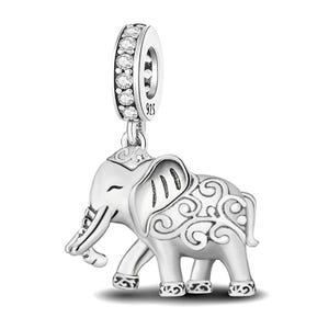 Könnte beinhalten: Ein silberner Elefanten-Charm mit aufwendigen Schnörkeln und einem funkelnden, runden Bügel. Der Bügel ist mit klaren Kristallen besetzt und mit "925" gestempelt. Dieser Charm ist für ein Armband oder eine Halskette konzipiert.