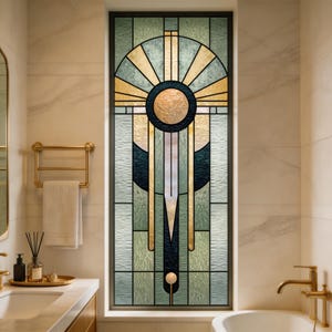 Puede incluir: Una vidriera de estilo Art Déco. El diseño presenta un motivo de rayos de sol en amarillo y dorado, con un círculo azul oscuro en el centro. Líneas verticales y curvas verdes y azules completan el diseño. La ventana está enmarcada en negro.