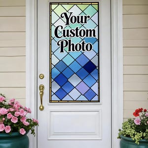 Puede incluir: Puerta de entrada blanca con un panel de vidrio decorativo con un patrón de diamantes en tonos azules y verdes. El texto "Your Custom Photo" se muestra en el vidrio. La puerta tiene un tirador de latón y está flanqueada por plantas en macetas.