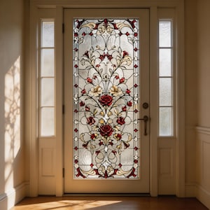 Könnte beinhalten: Eine weiße Tür mit einem Buntglasfenster mit floralem Design. Das Design umfasst rote Rosen, cremefarbene Blumen und verzierte, wirbelnde Muster in Rot-, Gold- und Grüntönen. Die Tür wird von Seitenlichtern flankiert.