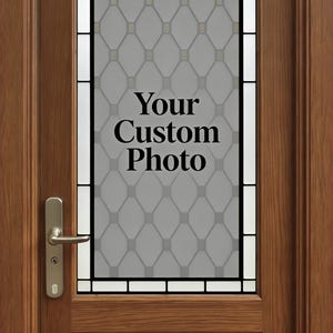 Può includere: Una porta in legno con un pannello di vetro rettangolare con un motivo a rombi. Il pannello di vetro ha il testo "Your Custom Photo" in nero. La porta ha una maniglia argentata e un telaio in legno decorativo.