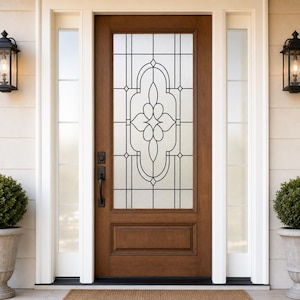 Può includere: Una porta d'ingresso in legno marrone con un ampio pannello in vetro rettangolare caratterizzato da un design floreale geometrico in piombo nero. La porta include una maniglia nera, luci laterali bianche con vetri abbinati e due lanterne da parete nere.