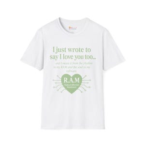 Op de afbeelding: Wit T-shirt met een ronde hals en korte mouwen. Het shirt heeft de tekst "I just wrote to say I love you too..." in lichtgroene letters. Daaronder staat een hartvormige afbeelding met de letters "R.A.M."