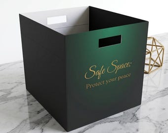 Förvaringslåda i filt för Safe Space | Grön toning, guldfärgad text (34 x 33 cm)