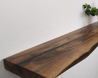 Estantería flotante de pared de nogal macizo con borde natural, madera recuperada (3,17 cm de grosor).