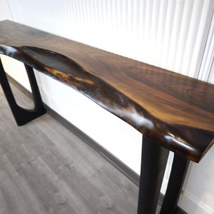 Mesa de console estreita em madeira maciça, com pés de metal, móvel artesanal, ideal para hall de entrada, com borda natural (espessura de 4 cm).