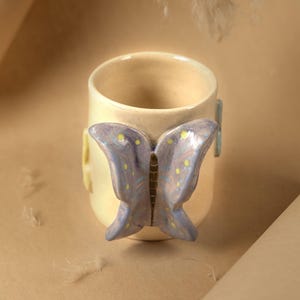 Caneca Borboleta Pintada à Mão: Microescultura Glíptica, Utensílio de Cerâmica Inspirado na Natureza