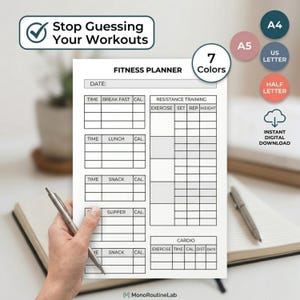 Może przedstawiać: Biały planer fitness z tekstem "Stop Guessing Your Workouts" i "Fitness Planner". Planer zawiera sekcje do śledzenia posiłków, treningu oporowego i ćwiczeń cardio. Dostępny w 7 kolorach i różnych formatach papieru.