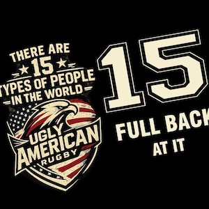Puede incluir: Camiseta negra con un diseño gráfico. El diseño incluye el texto "THERE ARE 15 TYPES OF PEOPLE IN THE WORLD" y "UGLY AMERICAN RUGBY". El número "15" y las palabras "FULL BACK AT IT" también se muestran.
