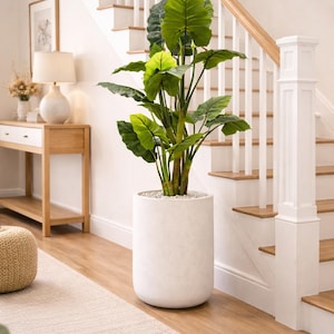 Può includere: Un cartello in legno fatto a mano con la scritta "Welcome to our home" in stile scritto a mano. Il cartello bianco presenta lettere nere e una finitura invecchiata, perfetto per l'arredamento rustico.