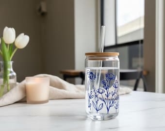 Vaso de cristal azul con diseño de flores silvestres, taza de café helado con tapa de bambú y pajita.