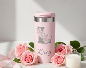 パーソナライズされた花柄イニシャルタンブラー｜カスタムネーム入りトラベルマグ、ピンクのコーヒーカップ