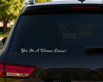 女性ドライバーデカール｜生意気なフェミニストカーステッカー、リアウィンドウ用ビニール製ユーモアギフト