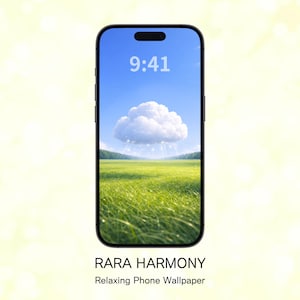 Op de afbeelding: Een smartphone toont een rustgevende achtergrond. Het scherm toont een blauwe lucht met een witte wolk boven een groen veld. De tijd 9:41 wordt bovenaan weergegeven. De tekst onderaan de telefoon luidt "RARA HARMONY" en "Relaxing Phone Wallpaper."