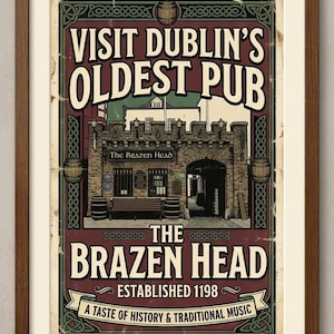 Op de afbeelding: Vintage Ierse reclameposter in een houten lijst. De poster adverteert "Visit Dublin's Oldest Pub" en toont een illustratie van The Brazen Head pub, opgericht in 1198. De poster heeft een verouderde uitstraling.