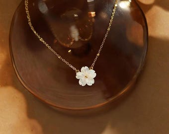 Dainty Gold Flower Pendant Necklace, Minimalist Floral Jewelry, Everyday Elegance Gift