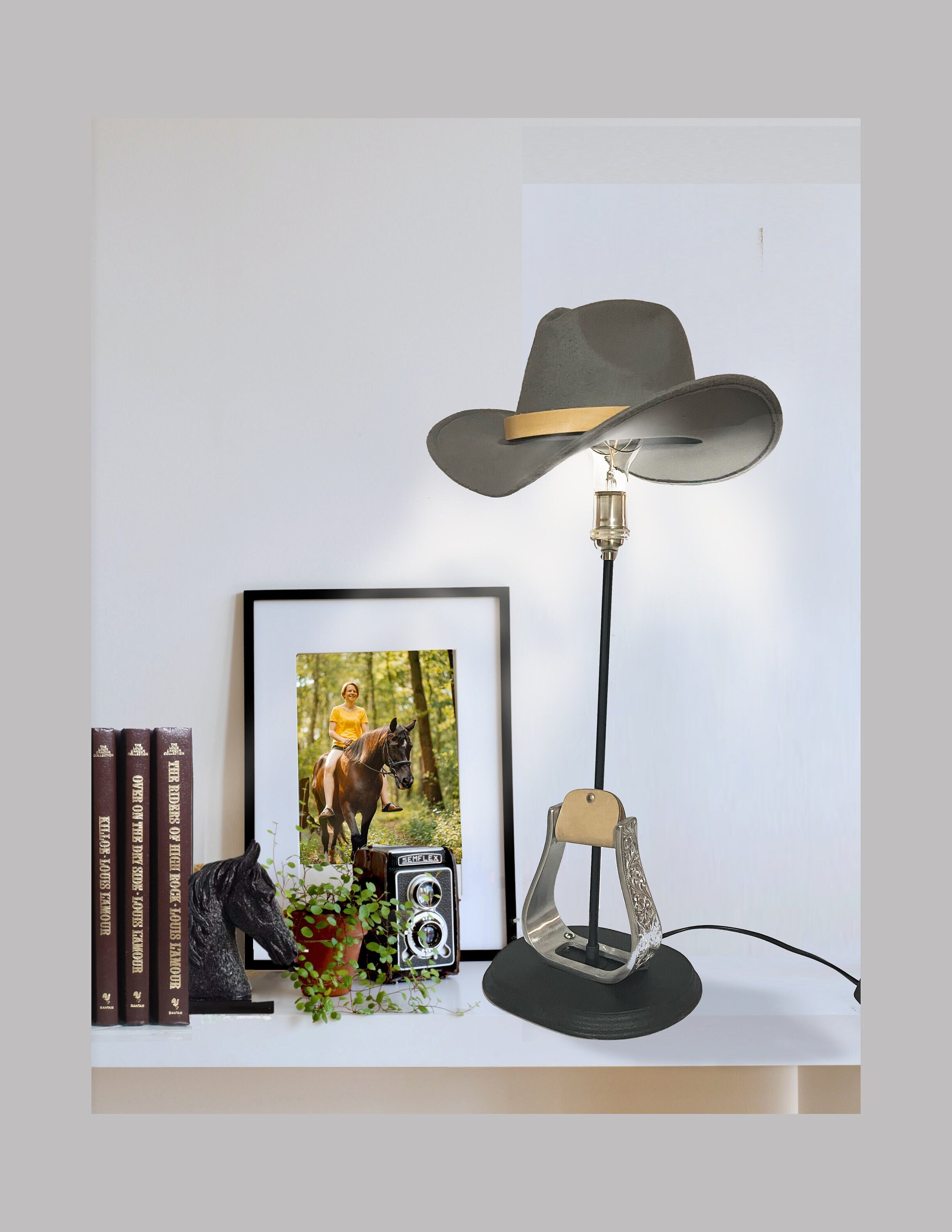 Stirrup lamp 2024