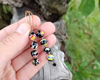 Pendientes multicolores negros Pendientes colgantes de vidrio Pendientes divertidos Pendientes con cuentas negras Joyería negra Idea de regalo para ella menor de 50 años