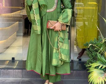 Conjunto de Kurti Anarkali de seda verde con pantalón y dupatta, vestido de boda indio de 3 piezas.