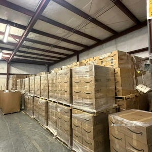 Caja misteriosa tecnológica, sorpresa de gadgets electrónicos, experiencia de desempaquetado de alto valor.