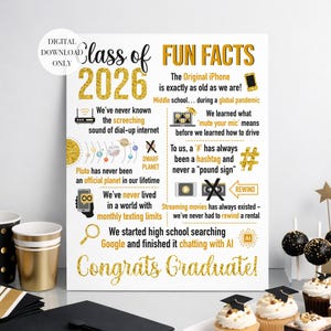 Pode incluir: Uma placa de formatura branca com texto dourado brilhante que diz "Turma de 2026" e "Fatos Divertidos". A placa inclui fatos sobre as experiências da turma, como nunca ter conhecido a internet discada e sempre usar hashtags.