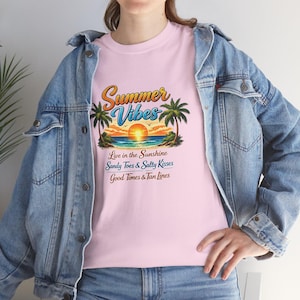 Sommer Vibes Sonnenuntergang Szene T-Shirt | Palmen, Strandwellen, Retro Schrift