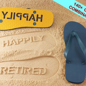 Puede incluir: Dos pares de chanclas en una playa de arena. Un par es amarillo con la palabra "YIPPEE" impresa en él. El otro par es azul. Las palabras "Happily Retired" están impresas en la arena.