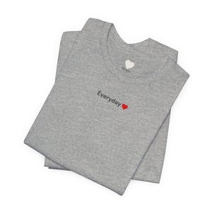 エブリデイ マイクロロゴ レッドハート Tシャツ ミニマル ストリートウェア Tシャツ 小さな文字 エブリデイ