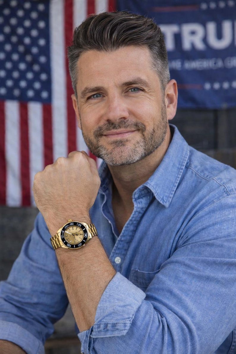 Pu&ograve; includere: Un orologio da polso dorato con lunetta nera e cinturino dorato. Il quadrante dell'orologio ha uno sfondo chiaro con numeri e indicatori neri. La persona indossa una camicia di jeans blu.