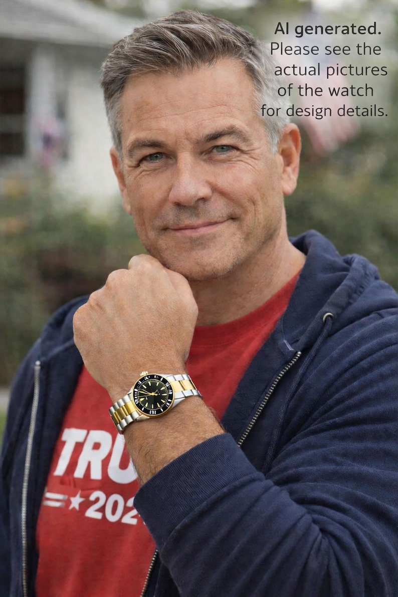 Op de afbeelding: Een goud-zilveren polshorloge met een zwarte wijzerplaat wordt om een pols getoond. Het horloge heeft een gouden bezel en een zilveren en gouden band. De persoon draagt een rood shirt met het woord "TRU" en de cijfers "= *202" erop.