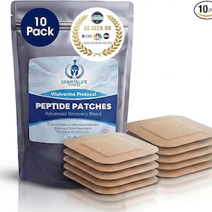 Puede incluir: Un paquete de parches de péptidos "Wolverine Protocol" y "Advanced Recovery Blend" con una pegatina "10 Pack". Varios parches cuadrados beige están apilados frente al paquete. El paquete tiene un sello que dice "As Seen On CBS, NBC, ABC".