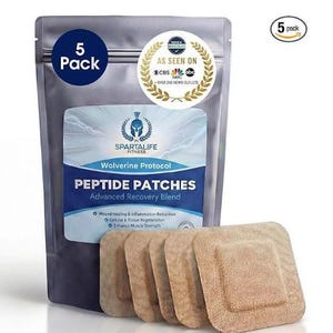 Pode incluir: Um pacote prateado de 5 adesivos de peptídeos Spartalife Fitness Wolverine Protocol. O rótulo apresenta um logotipo de capacete espartano azul, o texto Advanced Recovery Blend e um selo dourado com os logotipos da CBS, NBC e ABC. Cinco adesivos quadrados bege.