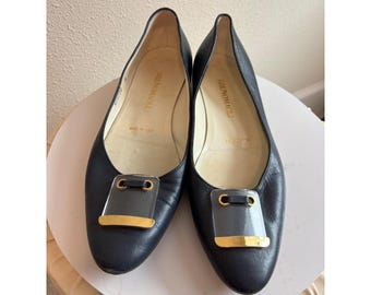 Bailarinas vintage Bruno Magli, talla 8, de cuero negro con hebilla y punta afilada, hechas en Italia.
