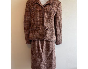 Zestaw spódnico-garnitur Bigio Collection 10 w kolorze brązowo-różowym z tweedu z plecionym wykończeniem, profesjonalny
