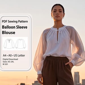 Puede incluir: Una blusa blanca con mangas globo transparentes y un escote con lazo. Un gráfico digital muestra el texto PDF Sewing Pattern Balloon Sleeve Blouse, A4, A0, US Letter, Digital Download, Sizes: XS-2XL, M 501, y un dibujo lineal de la prenda.