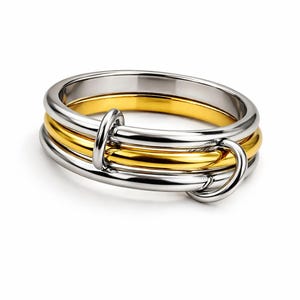 Puede incluir: Un anillo bicolor con una banda plateada y bandas interiores doradas. El anillo presenta un diseño único con bucles entrelazados. El anillo es una joya.